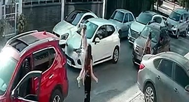 Trafikte araçtan inen 3 kadın çocuklu aileye saldırdı