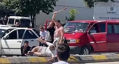 Trafikte meydan kavgası: Kaçmaya çalışan minibüse taş fırlattılar