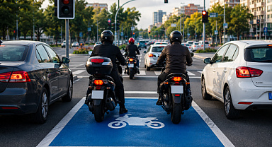 Trafikte motosikletler için yeni dönem! Işıklarda özel alan ve şerit paylaşımı geliyor