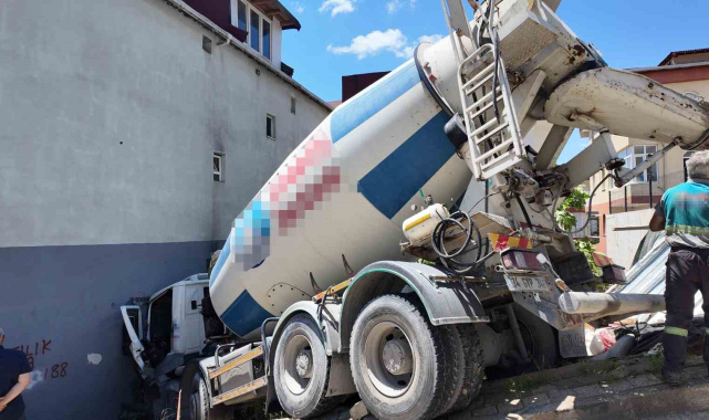 Ümraniye'de beton mikseri binaya çarptı: 1 yaralı