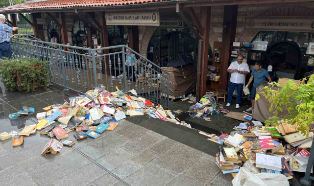 Üsküdar Sahaflar Çarşısı'nı su bastı: Yüzlerce kitap kullanılamaz hale geldi