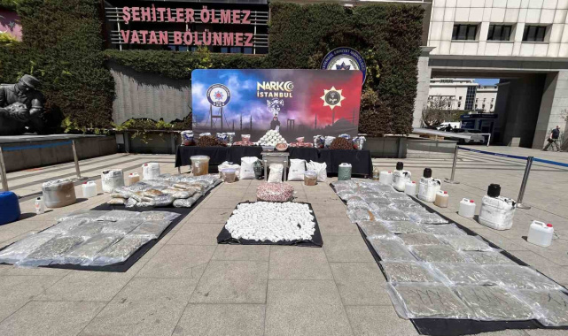Uyuşturucu ve suç örgütlerine yönelik operasyonlarda ele geçirilen maddeler emniyette sergilendi