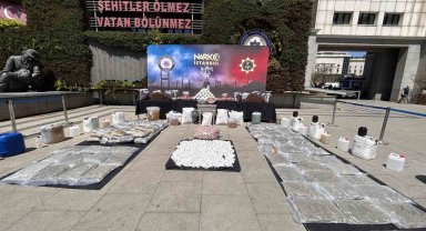 Uyuşturucu ve suç örgütlerine yönelik operasyonlarda ele geçirilen maddeler emniyette sergilendi