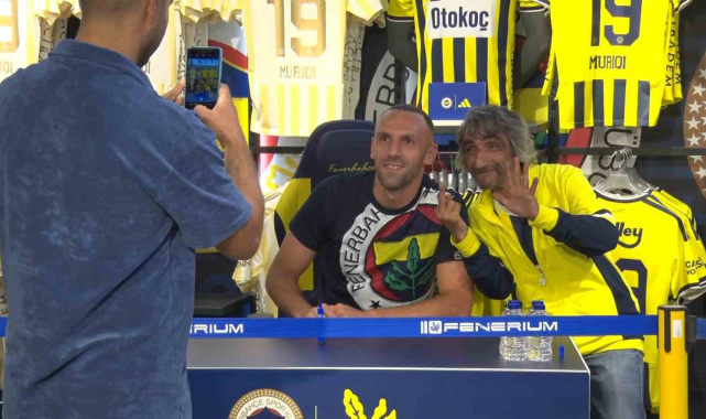 Vedat Muriqi'ye Kadıköy'de sevgi seli