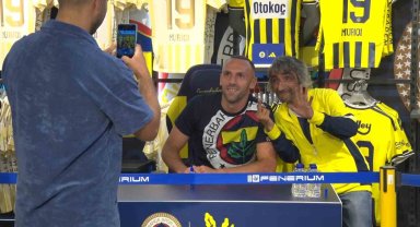 Vedat Muriqi'ye Kadıköy'de sevgi seli