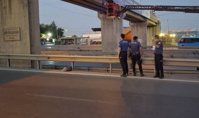 Yarı çıplak şahıs üst geçitte asılı bulundu