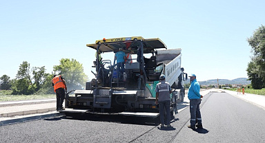 YAZLIK KAVŞAĞI'NDA TRAFİĞİ RAHATLATACAK DUBLE YOLDA ASFALT ÇALIŞMASI BAŞLADI