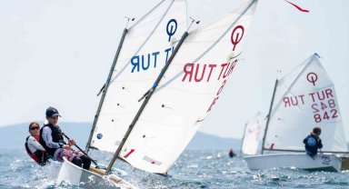 14. Tayk-Eker Olympos Regatta'da genç yelkenciler rüzgarla mücadele ediyor