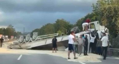 Anadolu Otoyolu'nda kum yüklü tır devrildi