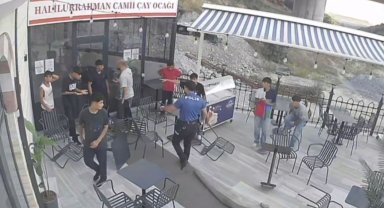 Arnavutköy'de komedi filmlerini aratmayan kavga: Polis ayırdı, onlar cami avlusundan devam etti