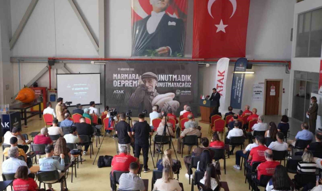 Ataşehir'de 17 Ağustos deprem şehitleri anıldı: "Deprem değil, hazırlıksızlık felaket getirir"