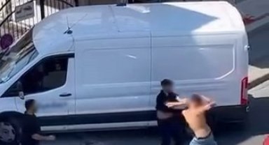 Ataşehir'de iki kişinin sokak ortasındaki kavgası kameraya yansıdı