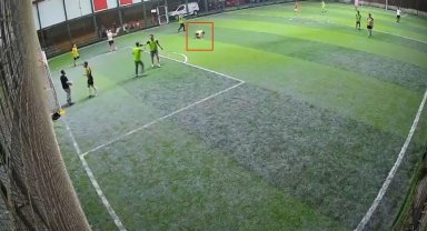 Avcılar'da halı sahada fenalaşan genç hayatını kaybetti