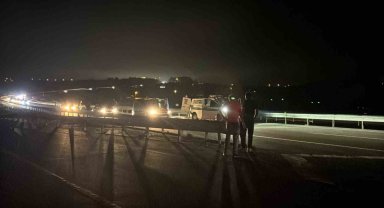 Bariyerlere çarpan motosikletli hayatını kaybetti