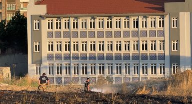 Beylikdüzü'nde otluk alanda korkutan yangın: Alevler sitelere kadar yaklaştı