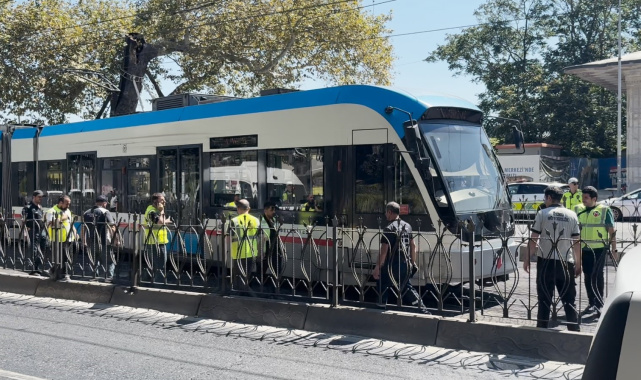 Beyoğlu'nda Tramvay raydan çıktı, yolcular tahliye edildi