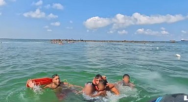 Boğulma tehlikesi geçiren anne ve iki çocuğun kurtarılma anı kamerada