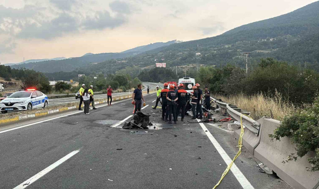 Bolu D-100'de iki otomobil kafa kafaya çarpıştı: 1 ölü, 2 yaralı