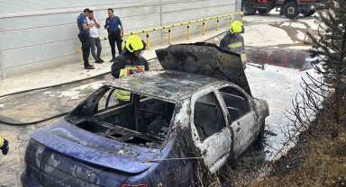 Bolu'da 15 gün önce aldığı otomobil, park halindeyken küle döndü