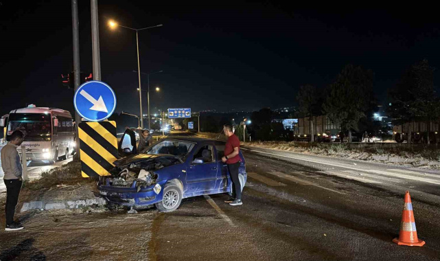 Bolu'da kırmızı ışıkta geçen otomobil kamyonla çarpıştı