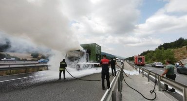 Bolu'da seyir halindeki tır alevlere teslim oldu