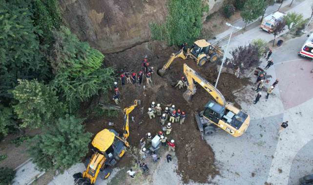 Büyükçekmece'de göçük altında 2 kişinin kaldığı iddiası üzerine kurtarma çalışmaları sürüyor