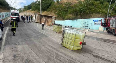 Çamaşır suyu tanklarını taşıyan kamyon devrildi: 1 yaralı