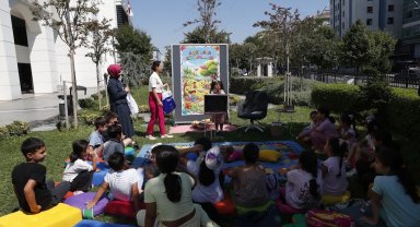 Çocuklar, Açık Hava Kütüphanesi'nde kitap okuma alışkanlığı kazanıyorlar