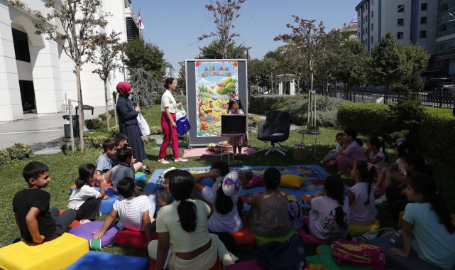 Çocuklar, Açık Hava Kütüphanesi'nde kitap okuma alışkanlığı kazanıyorlar