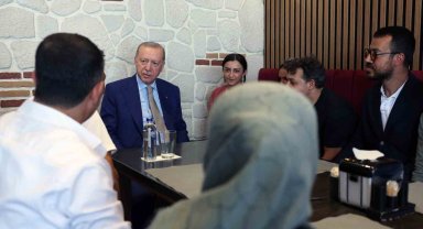 Cumhurbaşkanı Erdoğan, İstanbul'da esnafı ziyaret etti