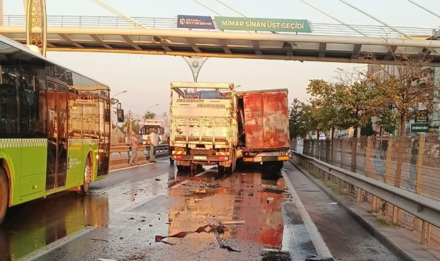 D100'de tıra çarpan kamyonun kupası ezildi: Sürücü sıkıştı