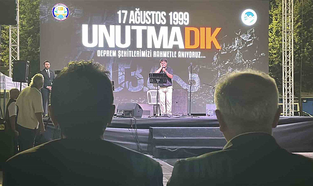 Deprem saati 03.02'de Sakarya'da eller semaya açıldı