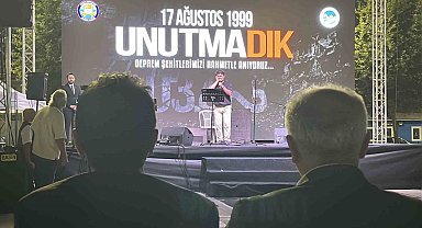 Deprem saati 03.02'de Sakarya'da eller semaya açıldı