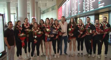 Dünya ikincisi Türkiye U17 Kız Voleybol Milli Takımı çiçeklerle karşılandı