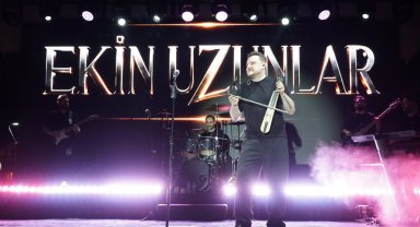 Ekin Uzunlar sahnede kemençe şov yaptı