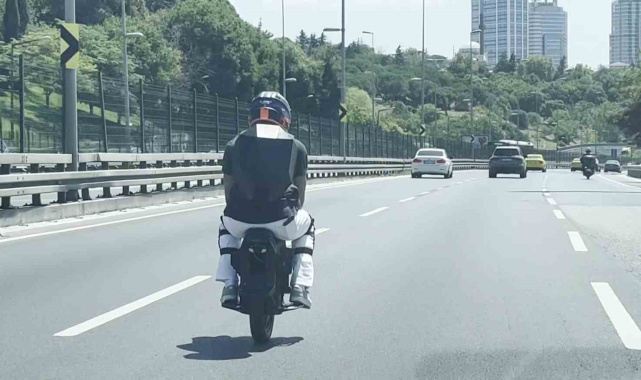 Elektrikli tek tekerli scooter üzerinde tehlikeli yolculuk kamerada