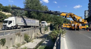 Esenler'de dereye uçan tır çıkarıldı