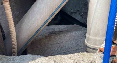 Eyüpsultan'da üzerinden borular geçen türbe harabeye döndü