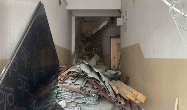 Fatih'te yıkım sırasında bina çöktü: 2 yaralı