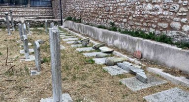 Fatih'teki tarihi hazirede 7 mezar taşını kırıp kaçtı