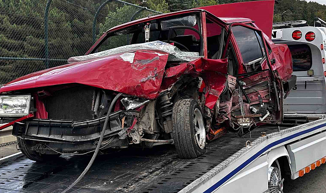 Hafif ticari ile çarpışan otomobil hurdaya döndü: 2 yaralı