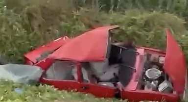 Hafif ticari ile çarpışan otomobil hurdaya döndü: 6 yaşındaki çocuk hayatını kaybetti