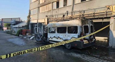İkitelli'de sanayi sitesinde minibüste çıkan yangın dükkana sıçradı: Kundaklama şüphesi üzerinde duruluyor
