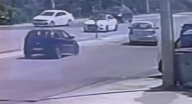 Işıkta aniden şerit değiştiren araca, otomobil çarptı