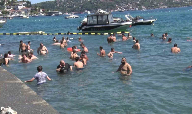 İstanbul'da sıcak hava dalgası bunalttı: Vatandaş kendini Boğaz'ın serin sularına bıraktı