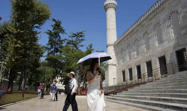İstanbul'da sıcak hava ve nem bunalttı: Kireçburnu Sahili Antalya plajlarını aratmadı