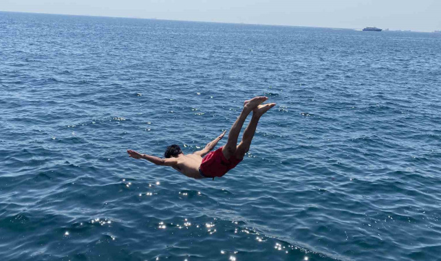 İstanbul'da sıcaktan bunalanlar Sarayburnu Sahili'nde serinledi