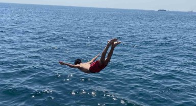 İstanbul'da sıcaktan bunalanlar Sarayburnu Sahili'nde serinledi