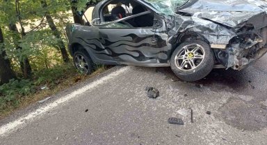 İzmit'te iki otomobil çarpıştı: 3 yaralı