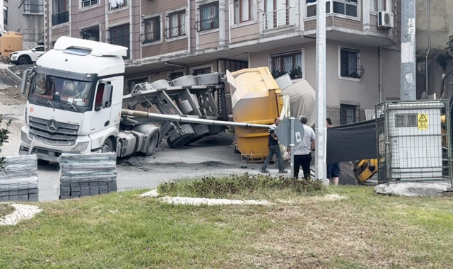 Kağıthane'de kum yüklü hafriyat kamyonunun dorsesi devrildi